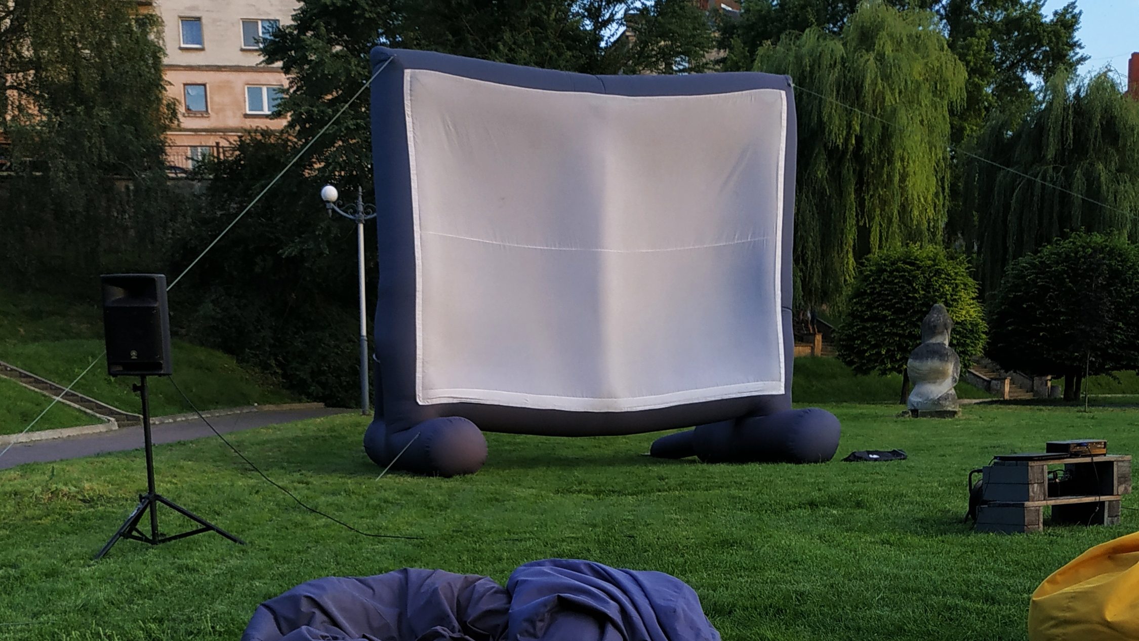 Inflatable outdoor movie screen